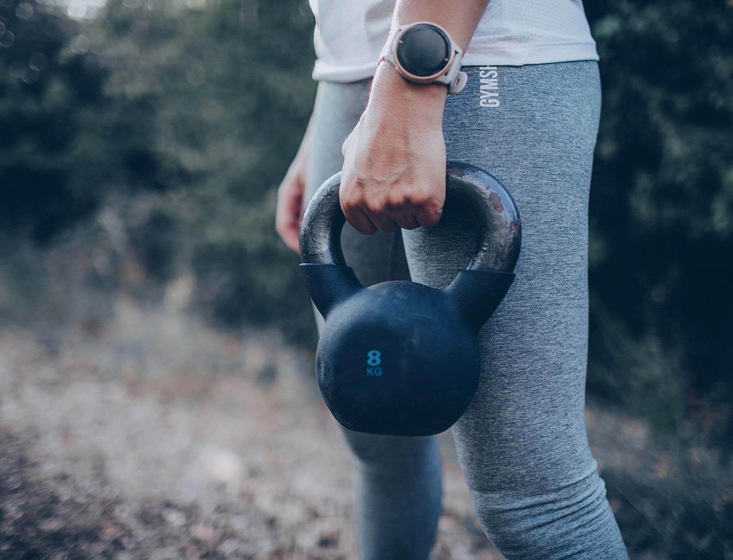 Kettlebell wird von Jana Gnich Personal Trainerin in Herborn gehalten