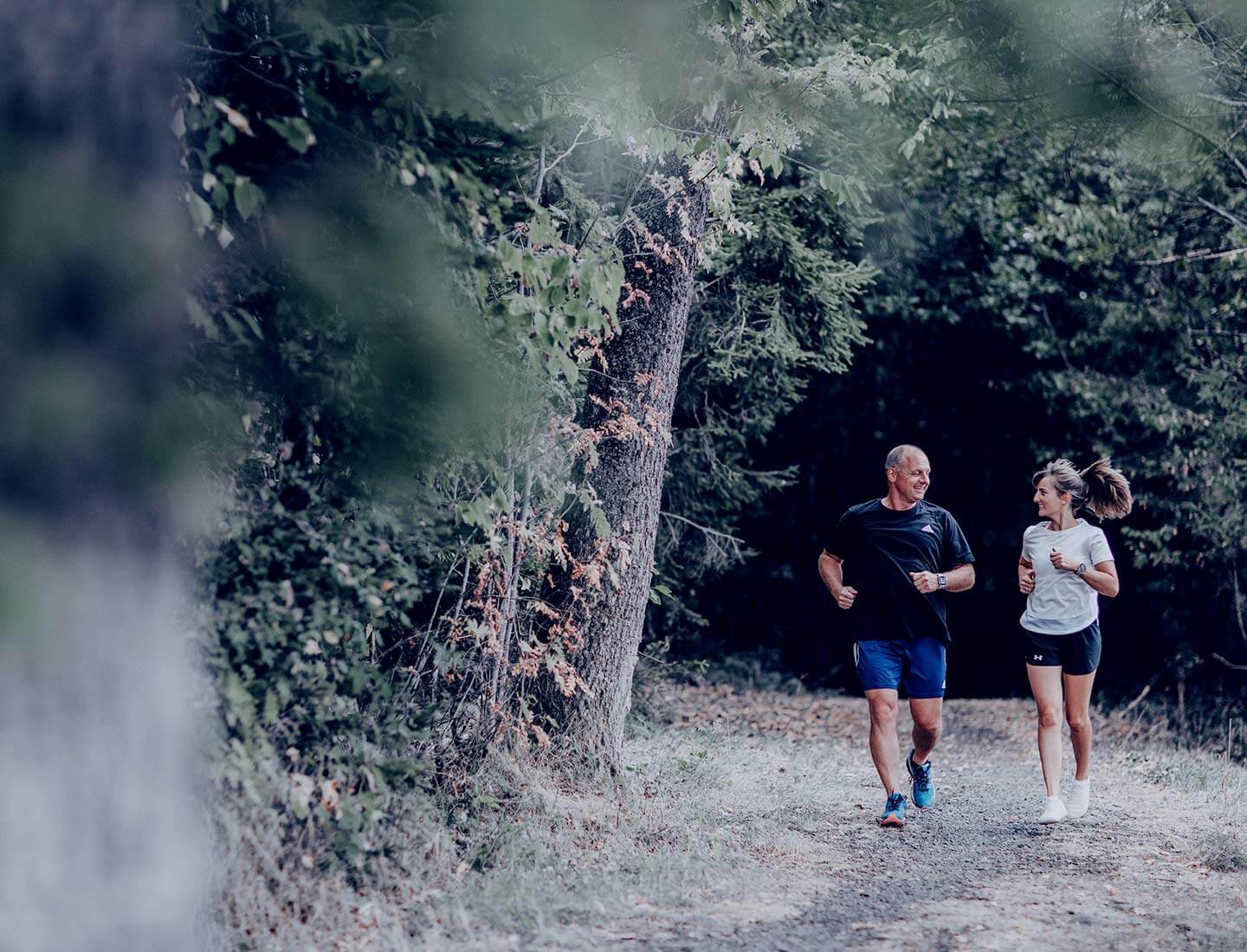 Jana Gnich Personal Trainerin in Herborn beim Laufen mit einem Klienten