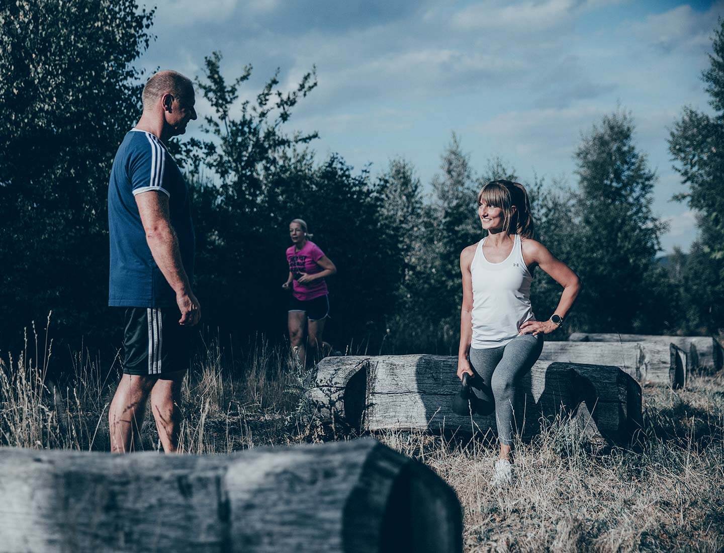 Personal Trainerin Jana Gnich aus Herborn führt Lunges einem Klienten vor